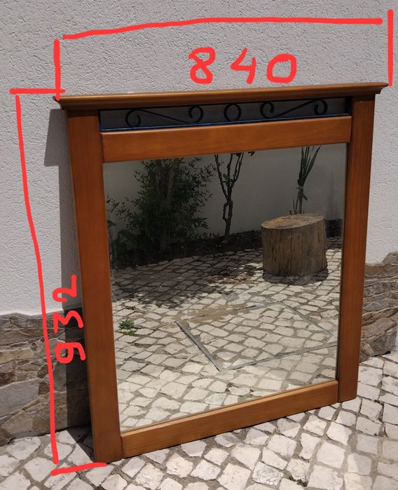 Espelho em moldura de madeira 840x932mm