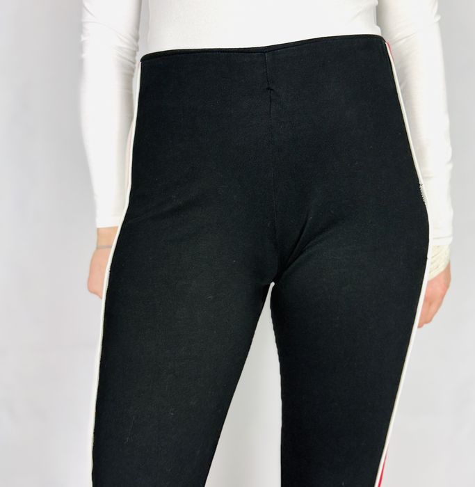 Czarne legginsy z czerwonymi lampasami M 38