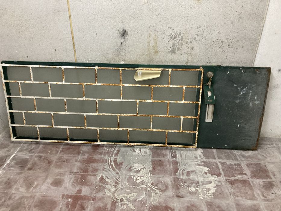 Porta de rua em ferro com fechadura e grade protecao