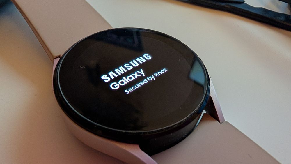 Różowy Samsung Galaxy Watch 4 ( H1CN) + etui, ładowarka