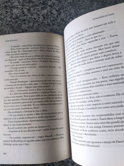 Livro de Jude Deveraux Estranhos ao luar