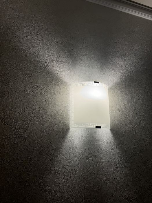 Світильник білого кольору