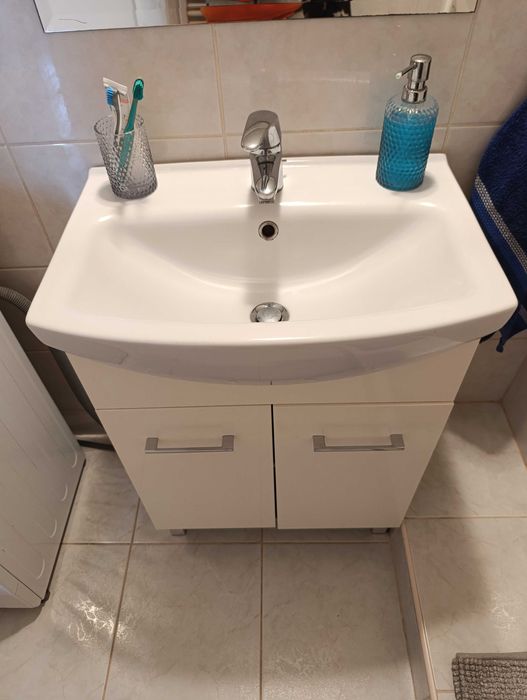 Szafka łazienkowa z umywalką i kranem