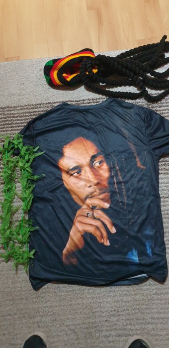 Czapka Rasta z dredami, plus koszulka i naszyjnik ze sztucznym zielem