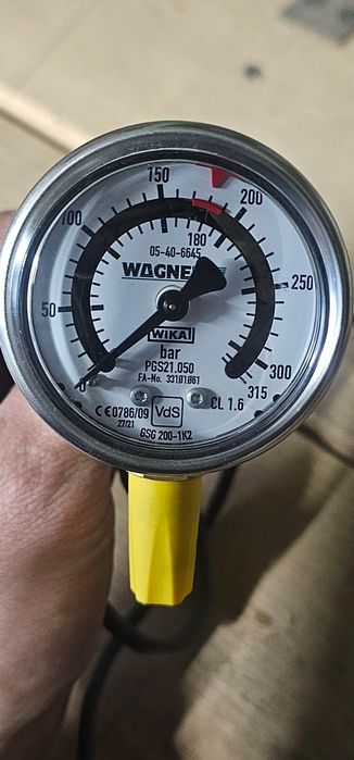 Manometr WIKA PGS 21.050 z rurką Bourdona ze stykami przełączającymi