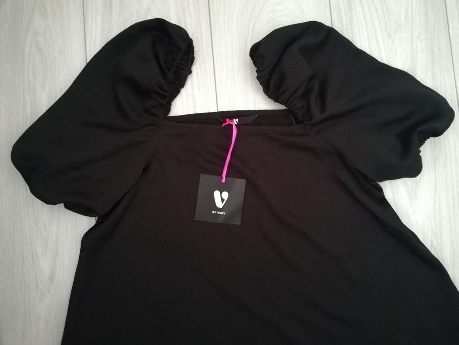 Nowa z metką czarna super bluzeczka z cudnymi rękawkami rozm. 36 V by
