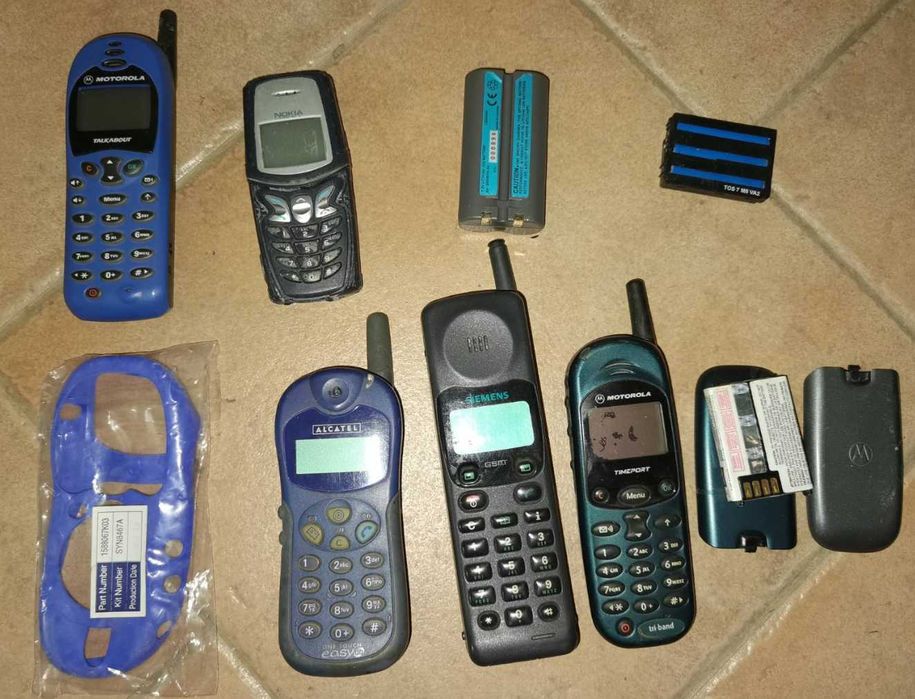 Diversos telemóveis, usados ​​e quase novos.