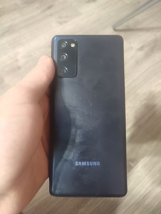 Продам телефон Samsung s20 fe 5g 6/128 в хорошому стані з невеликим дефектом
