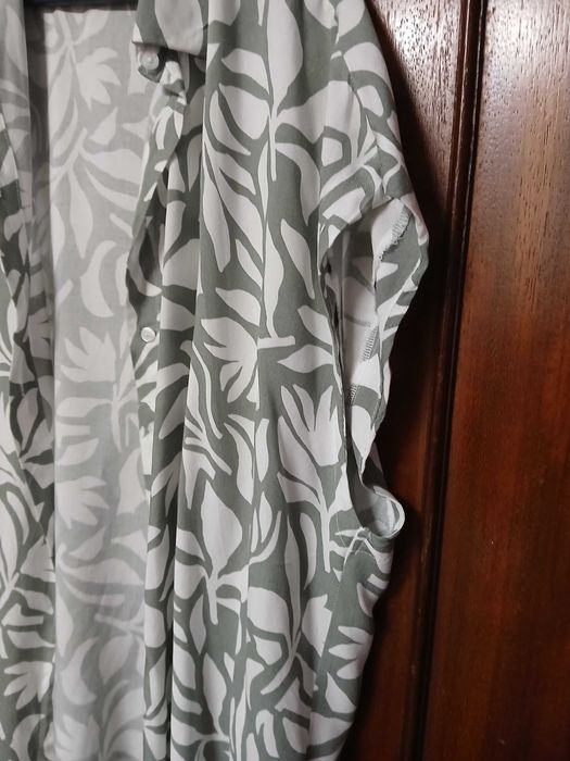 Blusa/camisa em tons de verde e branco, da Lefties