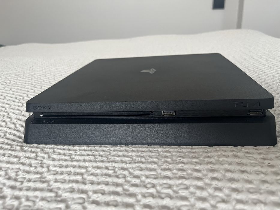 PlayStation 4 slim + dwa oryginalne kontrolery + cztery gry