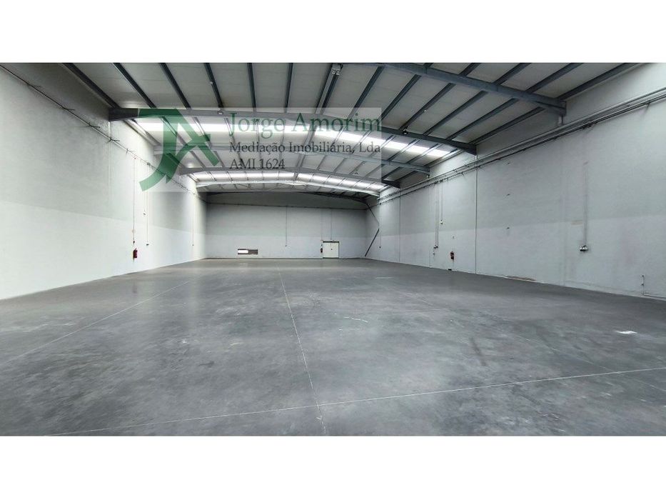 Armazém disponível para entrada imediata. 675 m2. Logradouro 400 m2.