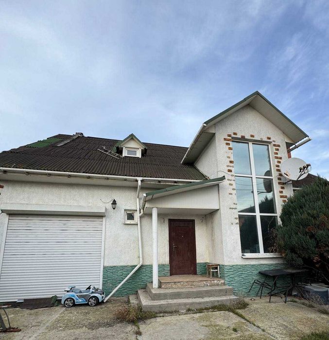 Гарний просторий будинок у передмісті Одеси