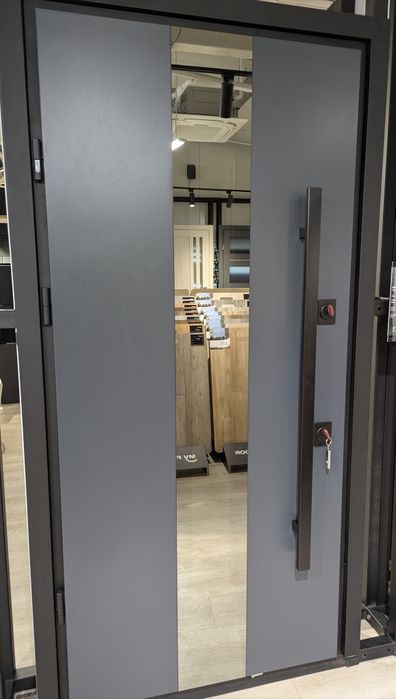 Вхідні двері . Двері у квартиру на вулицю  Двері на складі