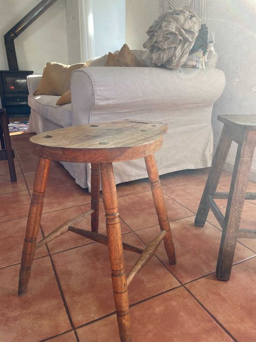 bancos de madeira maciça, mesas pequenas