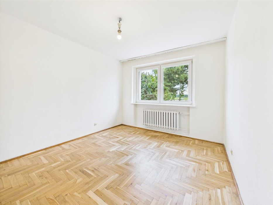 Dom dla firm z ogrodzonym terenem i parkingiem