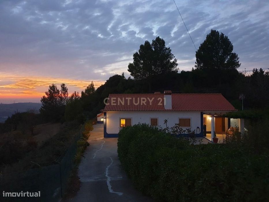 Moradia T2 com piscina, anexo e casa móvel – Matacães, Torres Vedras