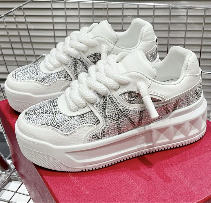 Шикарные кроссовки Валентино на танкетке со стразами, коллекция 2023