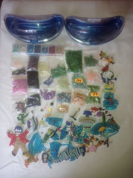 Бісер різний кольоровий .