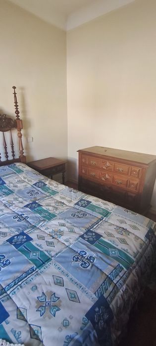 Mobília de Quarto Rústica em Madeira Maciça – Muito Estimada!