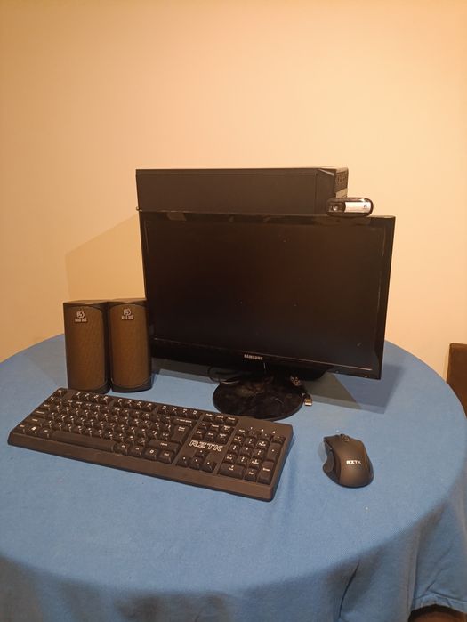 Cały zestaw komputerowy (PC, monitor, klawiatura, itd.) 1050 2gb, 8gb ram, i3-4160