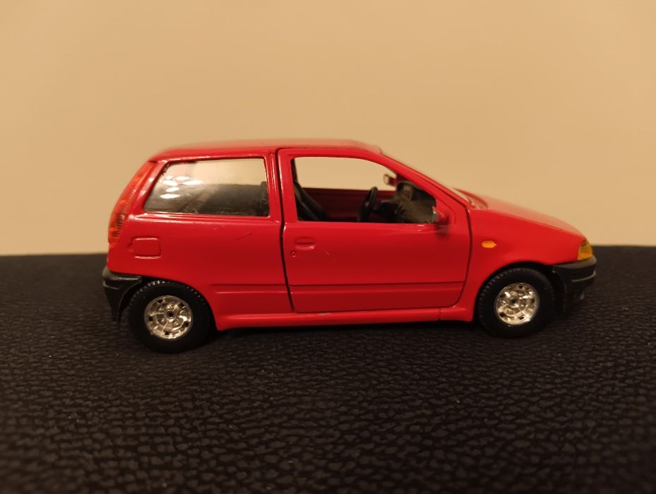 Fiat Punto 1 MK1 model 1:24 Bburago