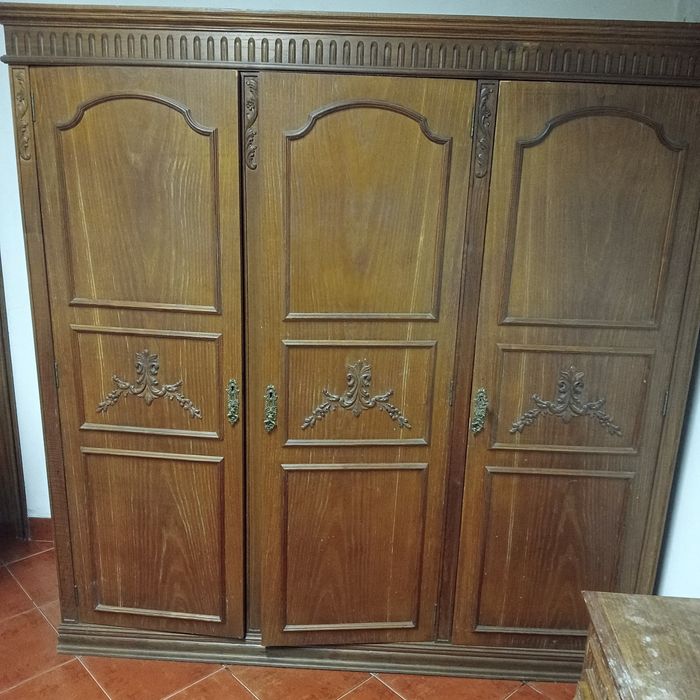 Guarda fatos em madeira