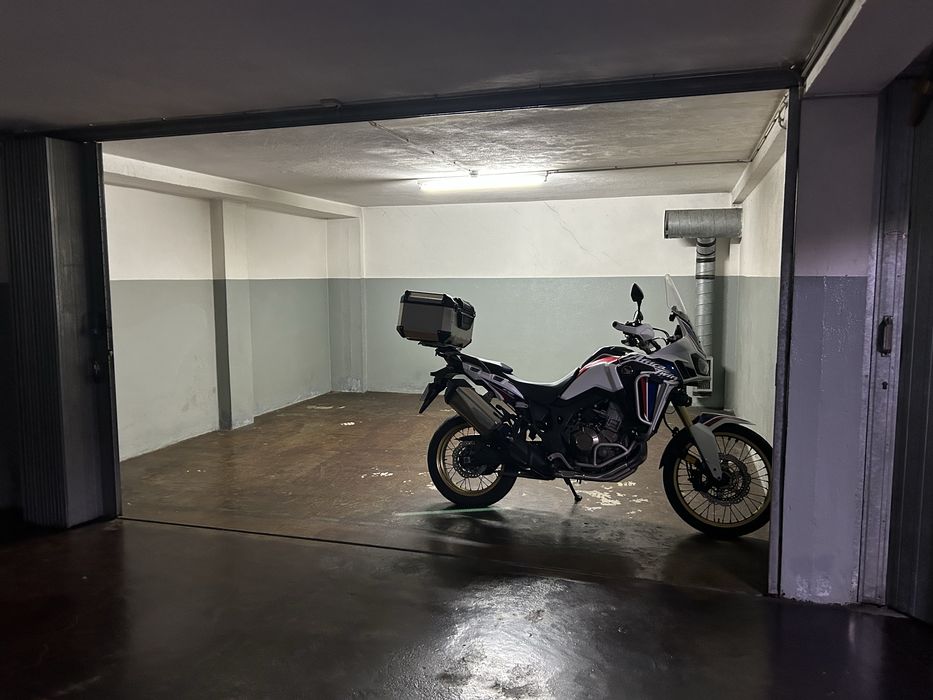 Fechada /Box 2 carros / Rua Costa Cabral/ Combatentes/ Silva Tapada