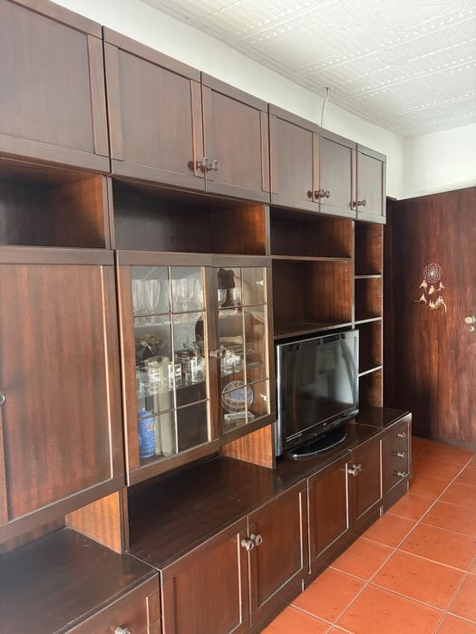 Móvel de Sala em Madeira Maciça de qualidade com vitrine e gavetas