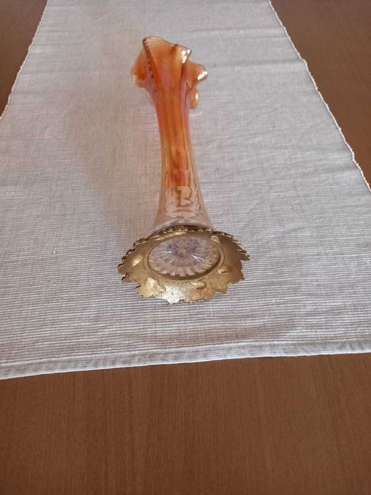 Jarra de vidro com base em bronze