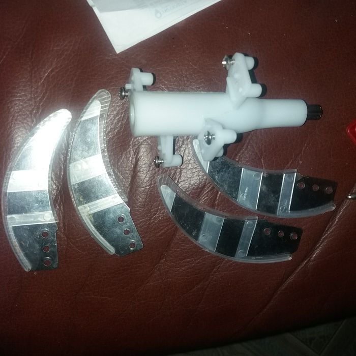 Предлагается набор ножей для измельчителя обьем два литра