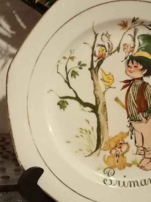 Belo prato e dois pires de porcelana