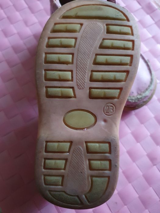 Отдам розовые детские ботиночки