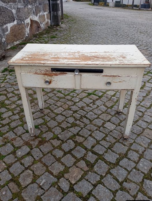 Vendo esta mesa muita bonita bom estado