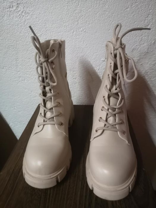 Botas beges novas