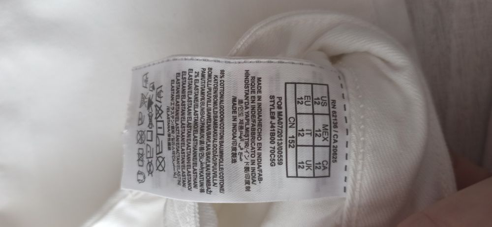 Białe z dżinsowego streczu rurki Guess. R 152 cm. Stan bardzo dobry.