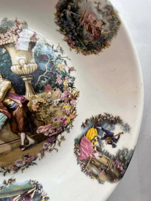 Ceramiczna misa para zakochanych w ogrodzie scenki rodzajowe