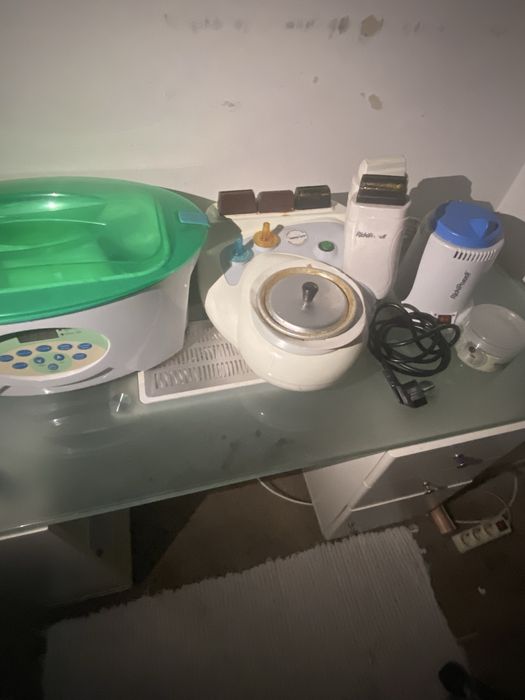 Mesa de manicure c/ aspiraçaõe e tampo em vidro foscoe alguns acessorios de estetica   incluido