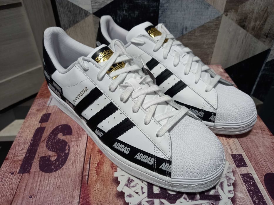 Adidas Superstar z grafiką.
