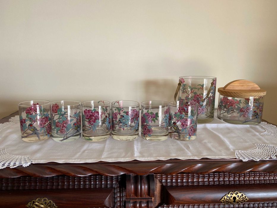 Conjunto de copos, frappé e biscoiteiro pintados à mão