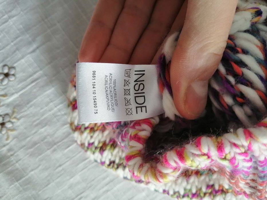 Gorro de lã rosa, branco e azul