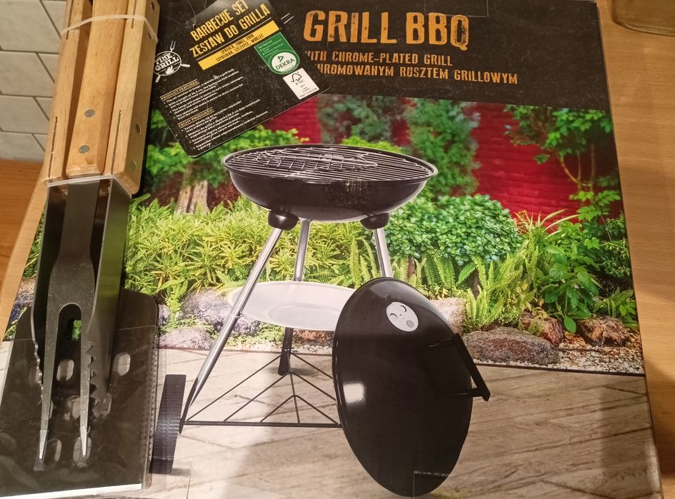 Grill okrągły z pokrywą z zestawem  trzech przyborów do grilla