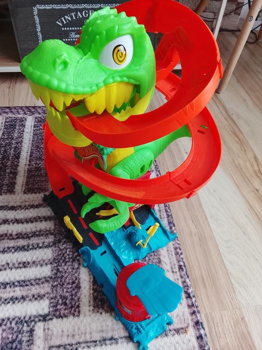 Zestaw Hotwheels T-Rex remiza strażacka