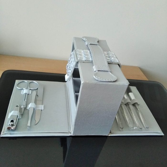 Zestaw przyborów do manicure i makijażu w walizeczce.NOWY.