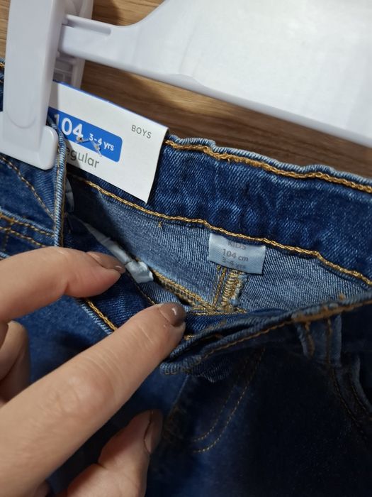 Nowe jeansy chłopięce 104