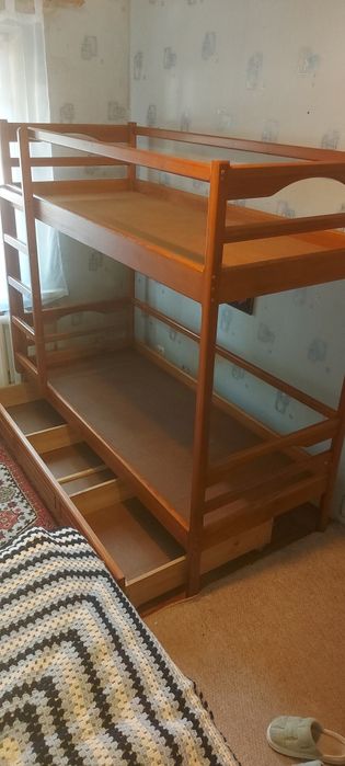 Ліжко двоярусне з деревини