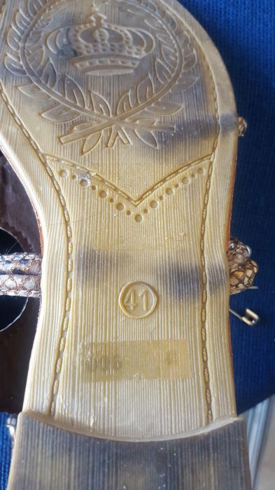 Sandálias romanas tipo pele de cobra