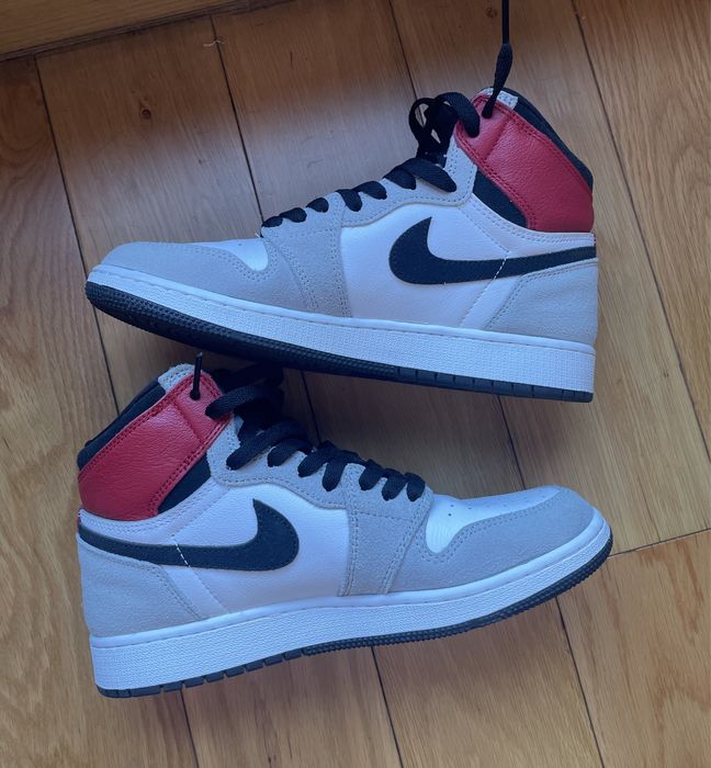 Air Jordan 1 Retro High OG "Light Smoke Grey"