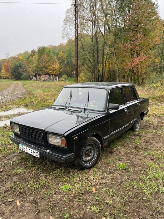 автомобіль ваз 2107 на повному ходу