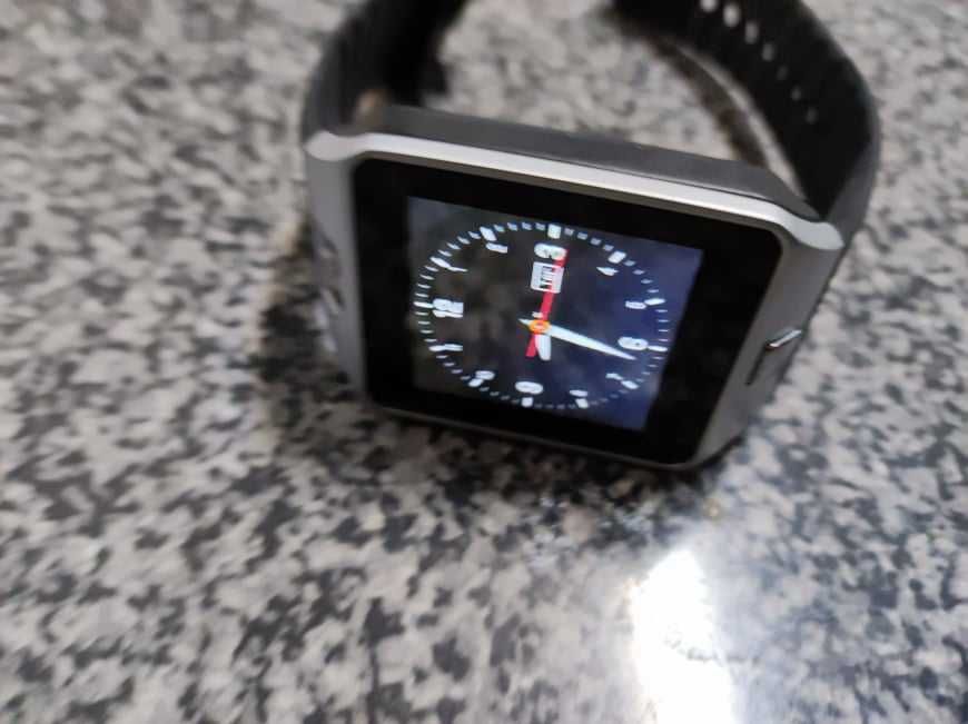 Relógio digital com ligação ao telefone.