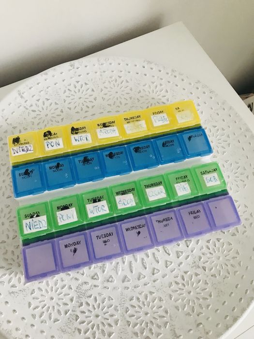 Miesięczny pojemnik na leki organizer na miesiac